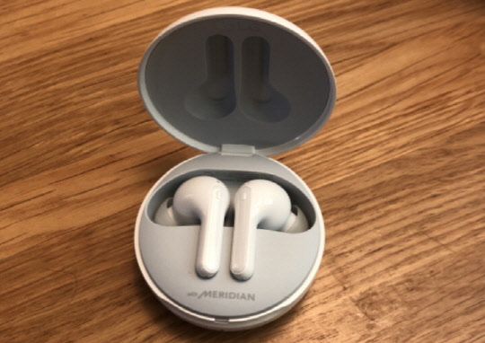 LG전자의 '톤 프리(HBS-TFN7)' 무선 이어폰.